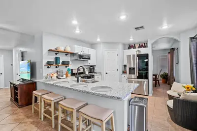 Image de Spacious 3 bedroom 2. 5  bath with 3 living areas
