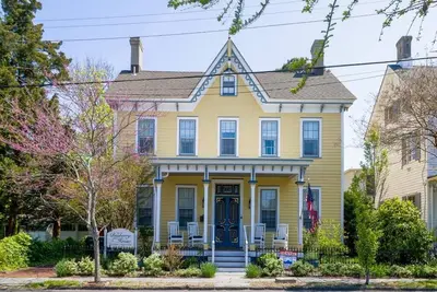 Image de Bayberry House - 8 Bedrooms - Sleeps 16 - Center of Town and Close to Beach!