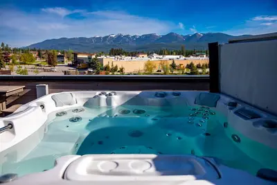 Image de Absolutely incredible Penthouse 3 bedroom Eagle Lake condo. Huge views, Hot tub, air conditioning