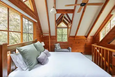 Image de Love in the Mist cabin (new listing)