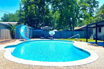 Image de Private Pool, Game Room, King Bed, Sleeps 10, Baytown Home with WiFi & Parking