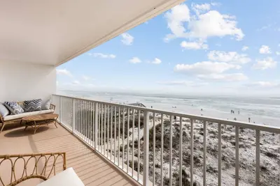 Image de Oceanfront Oasis. Expansive balcony, cozy decor, stunning views over the dunes.