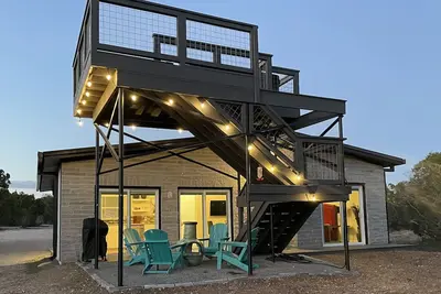 Image de New couples retreat w\/12 foot deck, hot tub, 360 amazing hill country views