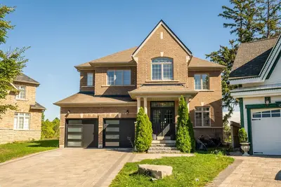 Image de Gorgeous Family Home with a huge backyard facing a Pond