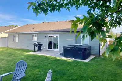 Image de Charming Home w/ Hot Tub, 3 mi to falls park!