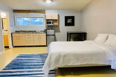 Image de Private Suite at Coquitlam Center! 5 min walk to Skytrain & Mall