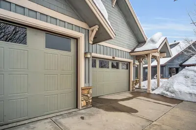 Image de Picturesque family retreat. 8 bedrooms, 2 game rooms, large deck, & fire-table.