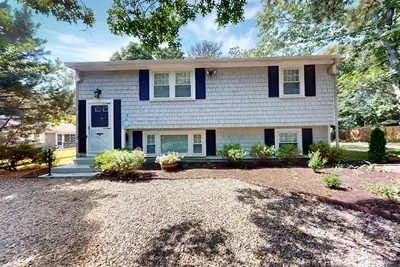 Image de Split-level ranch with patio, private neighborhood beach, grill, W/D, central Ac