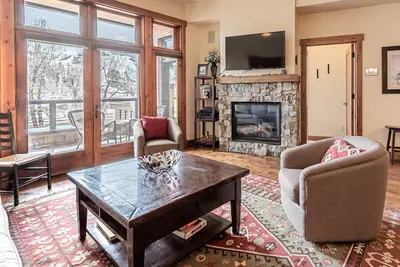 Image de Labor Day Dates Open! Modern&Spacious Condo w/Ac! Steps to Downtown, HotSprings, Dining & Shopping!