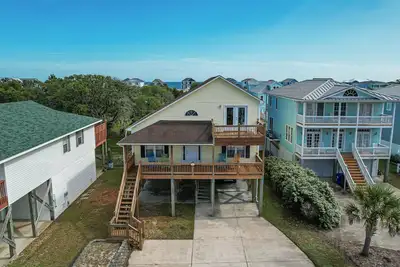 Image de Wonderful Open Beach Home, Dog Friendly with Ocean Views, Short Walk to the Beach, Fenced In Yard