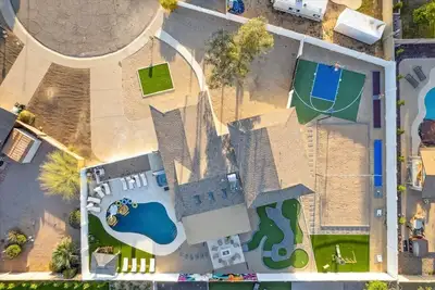 Image de Private Resort! Heated Pool, Basketball, Bowling!