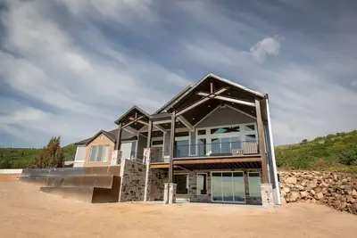 Image de Sleeps Max 38 guests. Parking for up to 6 vehicles, 8 bedrooms, and 6. 5 full baths, 3 levels, App. . .