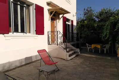 Image de Rdc dans maison de ville avec cour 130m2, 4mn à pied calanque de Figuerolles!