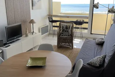 Image de Appartement T2 face à la mer, avec accès direct à la plage.