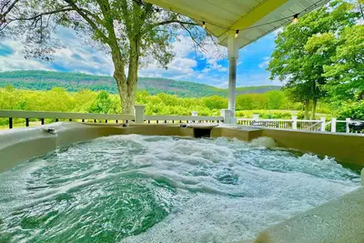 Image de Yuzu-stunning mountain views family home with a hot tub and a camper, sleeps 15