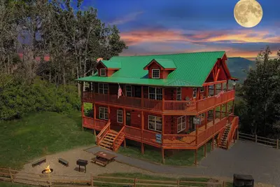 Image de Kiss The Moon: Mtn Views! , Games, Hot Tub, Wifi, Fire Pit, near Attractions!