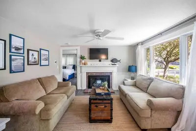 Image de Cape Cod Retreat, pond view, 1. 8 miles to beach with central air
