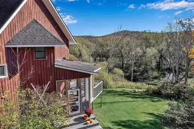 Riverbend Retreat - 8 minutes to skiing or town!