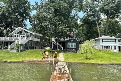 Image de Lakefront Magician Lake Cottage Sleeps 11 with Hot Tub