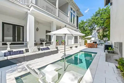 Image de Book a Summer Getaway Today! Elegant Rosemary Beach! 5 Adult Bikes! Walkable to Town! Private Pool!