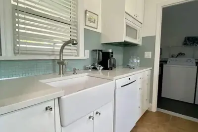 Image de Walk to the beach/stylish home!