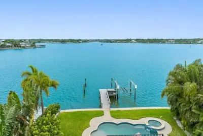 Image de Villa Blanca - Waterfront Midcentury Modern Home