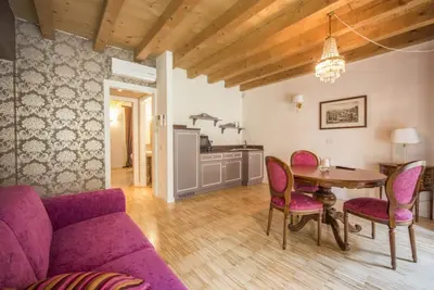 Image de The Empress Apartment - Split Level - Lady Capulet