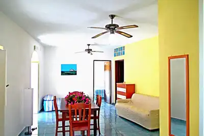 Image de Apartment 2\/4 guests, double bedroom, living room, bathroom, kitchen, and outside.
