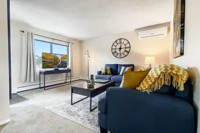 Image de ★Academy Hideaway With View! Sleeps 5 with Ac! ★
