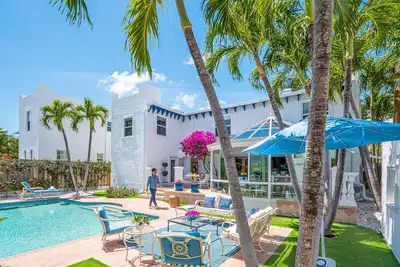 Image de Historical Residence | Heated Pool | Beach Proximity | Indigo Key | RESlDENCES