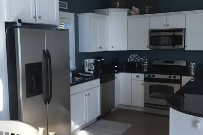 Image de Come to the lake! ! This lake front cottage is perfect for family & friends!