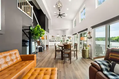 Image de Modern Lake Front House Lake of the Ozarks 4 bed 2 bath Dock Boat private