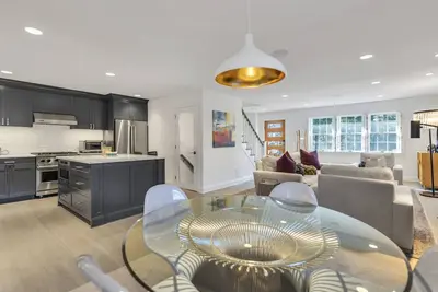 Image de Centrally located Hamptons Home close to towns of East Hampton, Sag Harbor, . . .