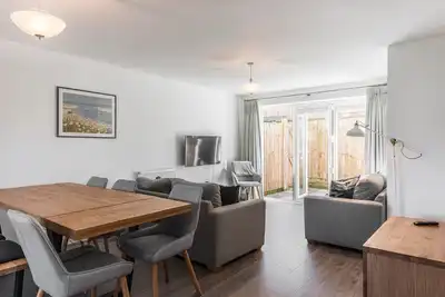 Image de Beach Mews - Modern townhouse with patio and private parking