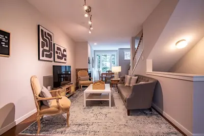 Image de Heart of Capitol Hill Townhouse w/ Parking & A/C