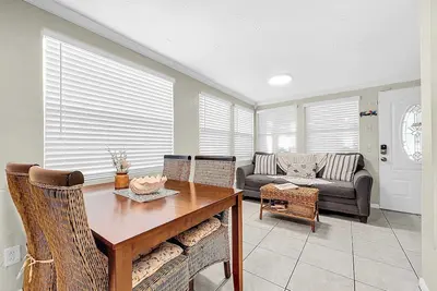 Image de Large 2 Story Unit Steps 2 Beach/Bridge St