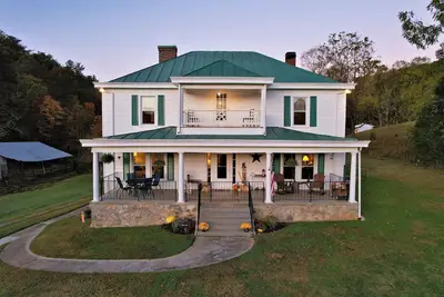Image de Historic Pre-Civil War Log Farmhouse in the Country with Creek access.