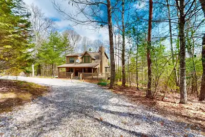 Image de Quiet, dog-friendly cabin with fireplace, game room, mountain view & Ev charger