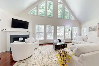 Image de Peaceful home with forest views & great yard - minutes to town