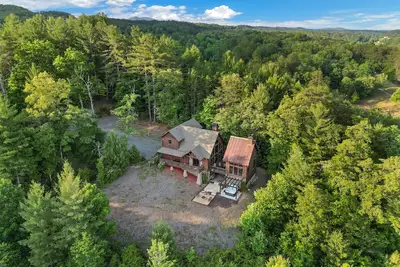 Image de Luxury mountain view cabin with fireplace, W/D, game room, deck, & grill