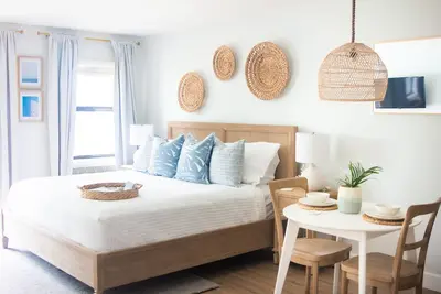 Image de The Blue Palm • Steps to Beach & Pool • King Bed • 30a Florida