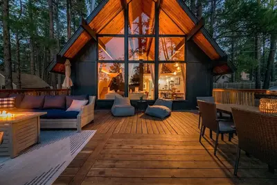 Image de Renovated AFrame w/ Ac, luxury beds and Hot Tub #bigdeckenergy