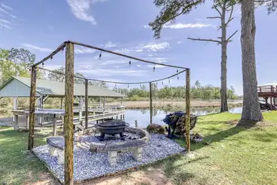 Image de Water view, just at ten feet from backyard, kids can fish from the dock, bar&grill.