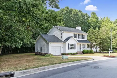 Image de Newly renovated, family home with playset close to downtown
