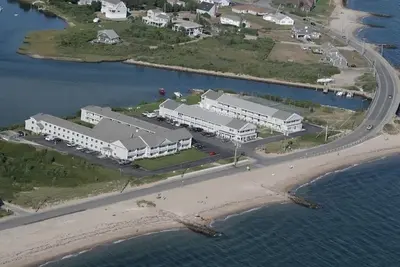 Image de Cape Cod, Beachfront Condo, Falmouth\nAvailable July 14, —July 21, 2023\n7 nights