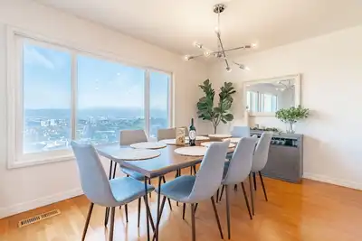 Image de Spacious 4br Home w/ Stunning Views Near Sf