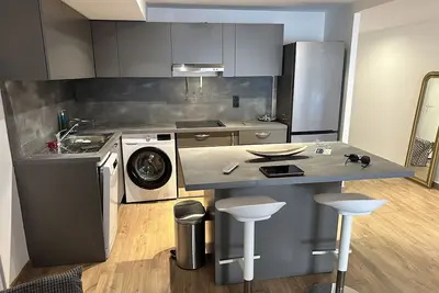 Image de Studio chaleureux au soleil à moins de 10 minutes de la plage!