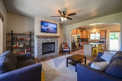 Image de Coeur d'Alene Hideaway 4 Bedroom Modern Mid Term Rental