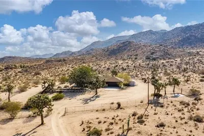 Image de Walk into Joshua Tree Park, 10-Acres, Spa, Cowboy Pool & Views · Casa Contenta