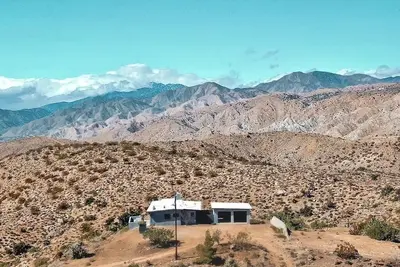 Image de Incredible Mountain Views, Hot Tub, Location! · The Outpost